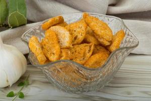 Croutons in einer Schüssel auf hölzernem Hintergrund foto