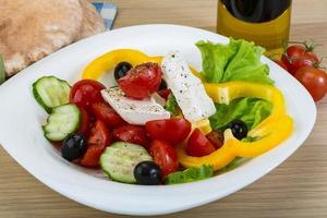 griechischer salat auf holz foto