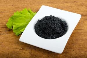 Gericht mit schwarzem Kaviar foto
