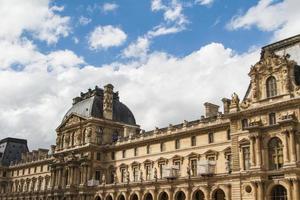 paris, frankreich, 2022 - ansicht des louvre-museums foto