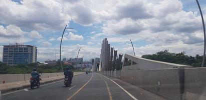 west java, indonesien im juli 2020. eine überführungsbrücke in der stadt bekasi, die das regierungsgebiet der stadt bekasi mit dem zentralen geschäftsviertel und den siedlungen verbindet, foto