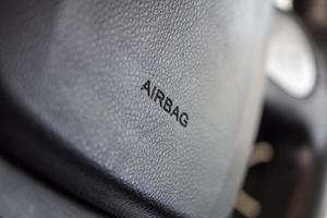 Sicherheits-Airbag-Schild am Autolenkrad foto