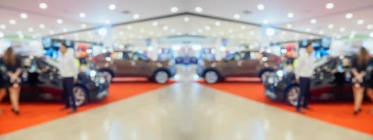 neue Autos im Showroom-Interieur verschwommen abstrakten Hintergrund foto