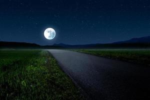 schöne nachtlandschaft mit leerer autobahn foto