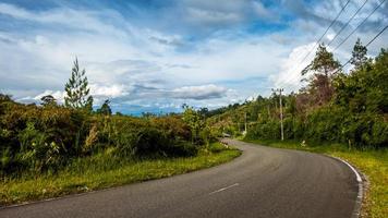 Ländliche Naturlandschaft mit leerer Straße foto