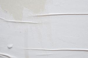 weißer zerknitterter und zerknitterter papierplakatbeschaffenheitshintergrund foto