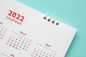 2022 Kalenderseite auf blauem Hintergrund Geschäftsplanung Termin Meeting Konzept