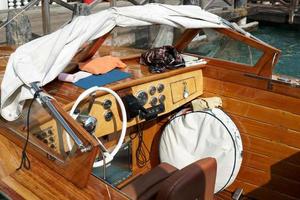 Venedig, Italien, 2014. Motorboot vor Anker in Venedig foto