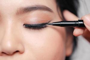 Make-up mit schwarzer Eyeliner-Nahaufnahme foto