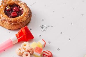 Kuchen auf Kalender alles Gute zum Geburtstag schreiben foto