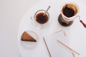 Frühstück mit Schokoladenkuchen und Kaffee, serviert in einem schönen Wohnhaus foto