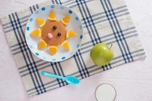 Pfannkuchen mit Obst für die Kinder. Ansicht von oben foto