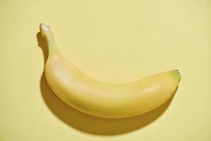 süße Banane auf dem gelben Hintergrund foto