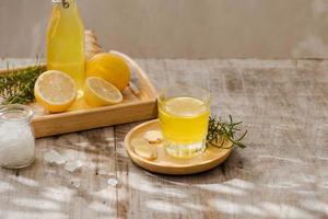 ginger ale - hausgemachtes zitronen- und ingwer-bio-limonadengetränk, kopierraum. foto
