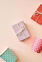 modepartyhintergrund mit bunten geschenkboxen auf rosa hintergrund foto