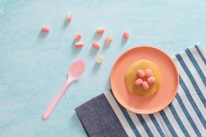 Kinderfrühstück oder Dessert - Pfannkuchen mit Marshmallow-Bonbons. foto