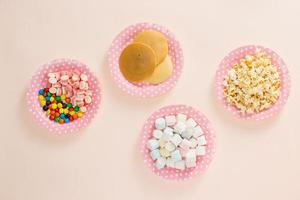 Pfannkuchen mit Süßigkeiten für die Kinder. Ansicht von oben foto