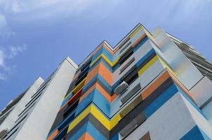 neues mehrstöckiges Wohngebäude und blauer Himmel foto