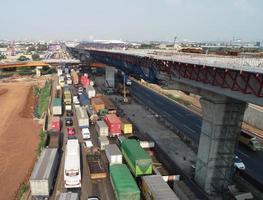 jakarta, indonesien im august 2019. draufsichtfoto von autos und lastwagen, die sich in einem gebührenpflichtigen straßenstau befinden foto