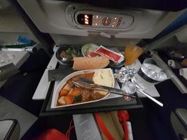 istanbul, türkei im juli 2022. flugmahlzeit eines flugzeugs der turkish airlines. Dieses Essen ist Halal-Lebensmittel, das von Muslimen konsumiert werden kann. foto