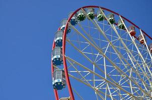 großes und modernes mehrfarbiges Riesenrad auf sauberem Hintergrund des blauen Himmels foto