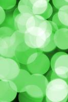 grüne abstrakte weihnachten unscharfer leuchtender hintergrund. defokussiertes künstlerisches Bokeh-Lichtbild foto