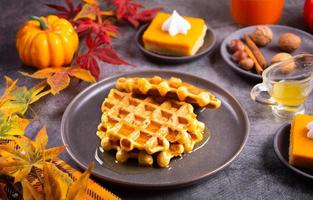 herbstliche hausgemachte Pumpkin Spice Waffeln mit Honig-Topping. foto