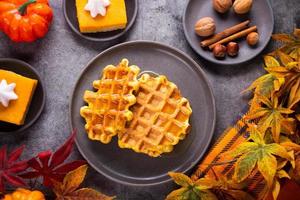 herbstliche hausgemachte Pumpkin Spice Waffeln mit Honig-Topping. foto