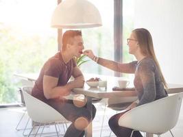 Paar genießt Morgenkaffee und Erdbeeren foto