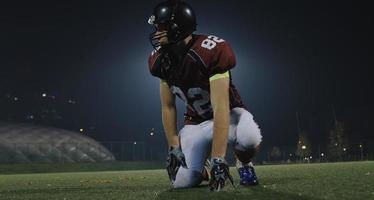 american-football-kicker bereit für fußball-anstoß foto