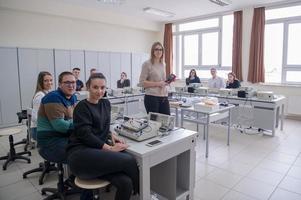 Studenten, die im elektronischen Klassenzimmer üben foto