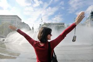 touristenfrau viel spaß in frankreich foto