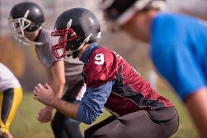 American-Football-Spieler dehnen und aufwärmen foto