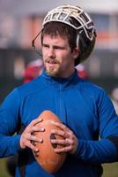 Porträt eines jungen American-Football-Spielers foto