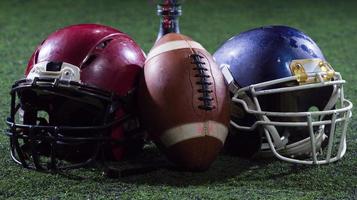 Nahaufnahme von American Football, Helmen und Trophäen foto