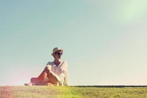 Person, die im Gras sitzt foto