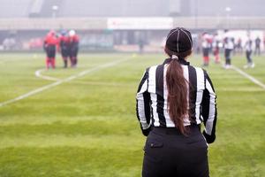 Rückansicht des weiblichen American-Football-Schiedsrichters foto