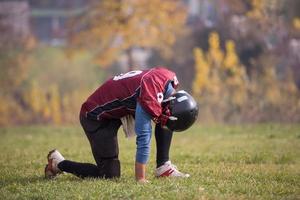 American-Football-Spieler ruht sich nach hartem Training aus foto