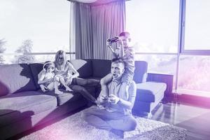 glückliche familie, die ein videospiel spielt foto