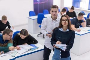 junge studenten schreiben notizen foto