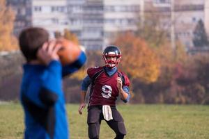 American-Football-Team mit Trainer in Aktion foto