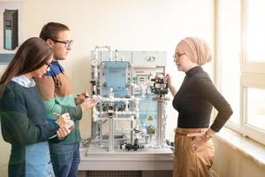 junge studenten, die im elektronischen klassenzimmer üben foto