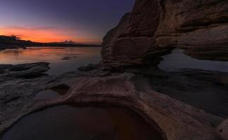 sehen sie den schönen sonnenuntergang im mekong sam pan bok grand canyon ubon ratchathani provinz asien thailand foto