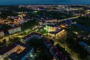 Luftnachtpanorama mit Blick auf Altstadt, Stadtentwicklung, historische Gebäude, Kreuzung foto