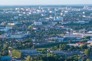 ariel panoramablick auf stadt und wolkenkratzer foto