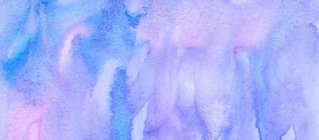 aquarell hellblauer und lila hintergrund. flüssiger Hintergrund, handbemalt. foto
