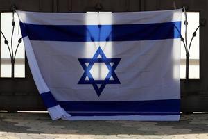 die blau-weiße Flagge Israels mit dem sechszackigen Davidstern. foto