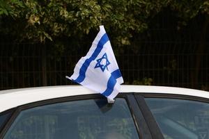 die blau-weiße Flagge Israels mit dem sechszackigen Davidstern. foto