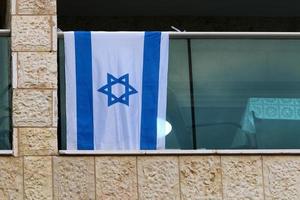 die blau-weiße Flagge Israels mit dem sechszackigen Davidstern. foto