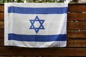 die blau-weiße Flagge Israels mit dem sechszackigen Davidstern. foto